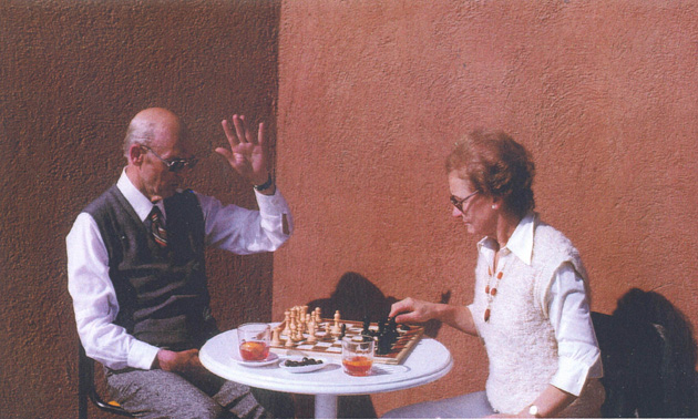 Aperitivo y ajedrez. Alberto Barang y Mercedes Casas