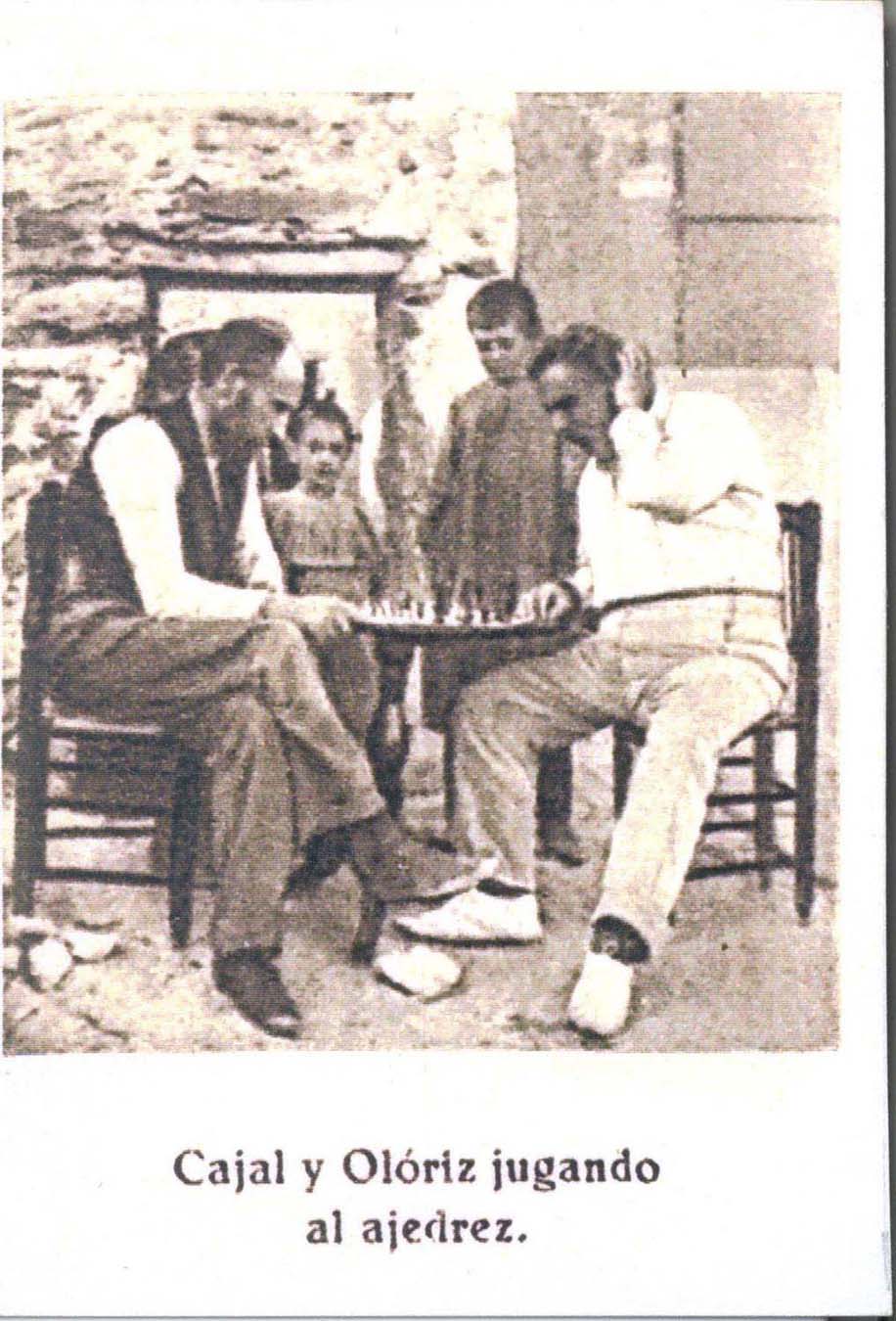 Cajal y Olriz jugando al ajedrez